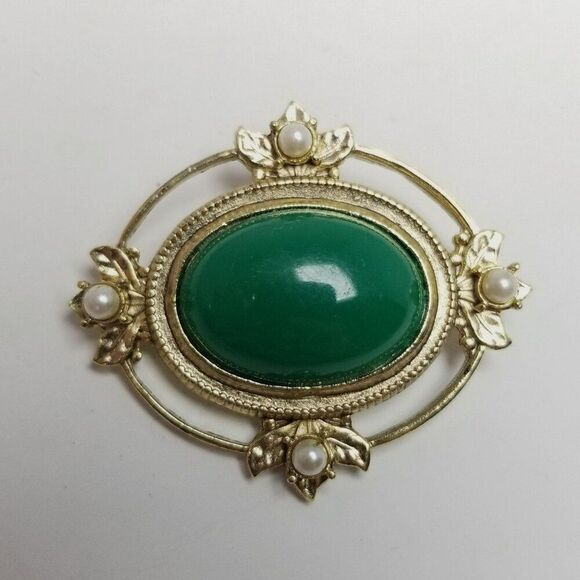 Vintage Oval Green Cabochon and Gold Tone Setting Brooch, Retro Estate - Picture 1 of 5